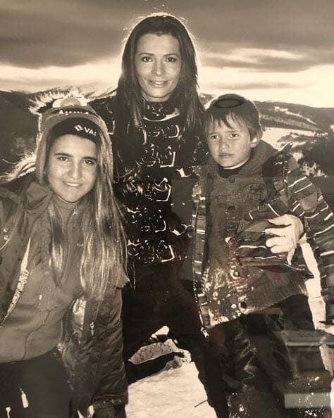 "En realidad todos los años me lo ha hecho siempre Vale, Vale me llama ‘Mapa’, entonces a las 12 de la noche yo veo, Santiago no puede dominar la ansiedad de algo cuando tiene que aguantar un secreto, entonces era de, ‘¿no te vas a dormir verdad mamá?, ¿pero estás segura, te hago un café?’. No, no voy a tomar un café, y él ponía (en su celular), ‘¿ya Vale?’”, relató la también actriz.