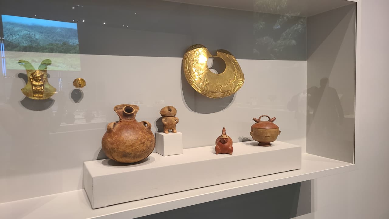 “En el momento en que se conquista Colombia y hay tanto oro, tanto metal, lo que tiene el siglo XVI europeo con América es, realmente, llenarse los bolsillos, las arcas, todo de oro. Este es el país que más oro tiene. Evidentemente la leyenda del Dorado, y toda la mitología occidental de la conquista de la Nueva Granada, la conquista de estas tierras se justifica por el oro”.