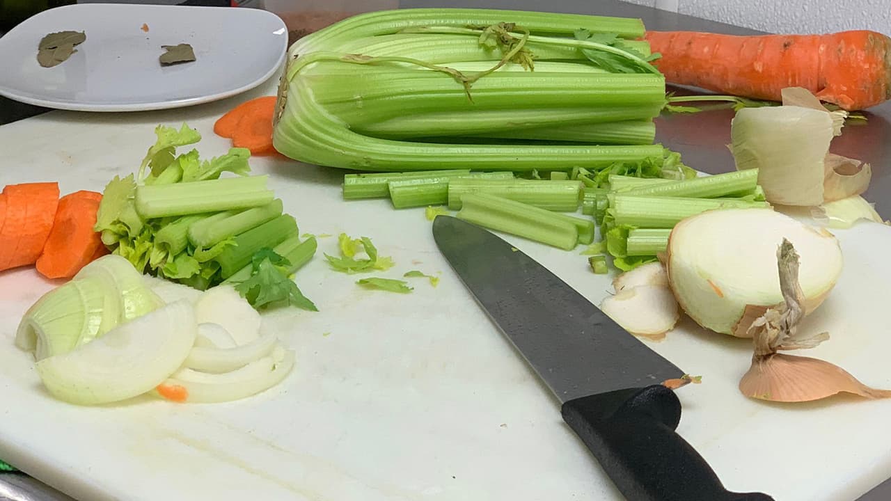 ¿Y cuáles son esos otros alimentos? Como lo ves en la fotografía están las verduras y frutas. Debes prevenir una 
<a href="https://www.univision.com/local/houston-kxln/lavar-el-pollo-crudo-puede-enfermarte-y-contaminar-con-germenes-toda-tu-cocina-segun-un-estudio-video">contaminación</a> cruzada, es decir no uses la misma tabla, platos o utensilios y limpa muy bien las superficies antes de preparar más platillos, porque el jugo del pavo podría contaminarlos.