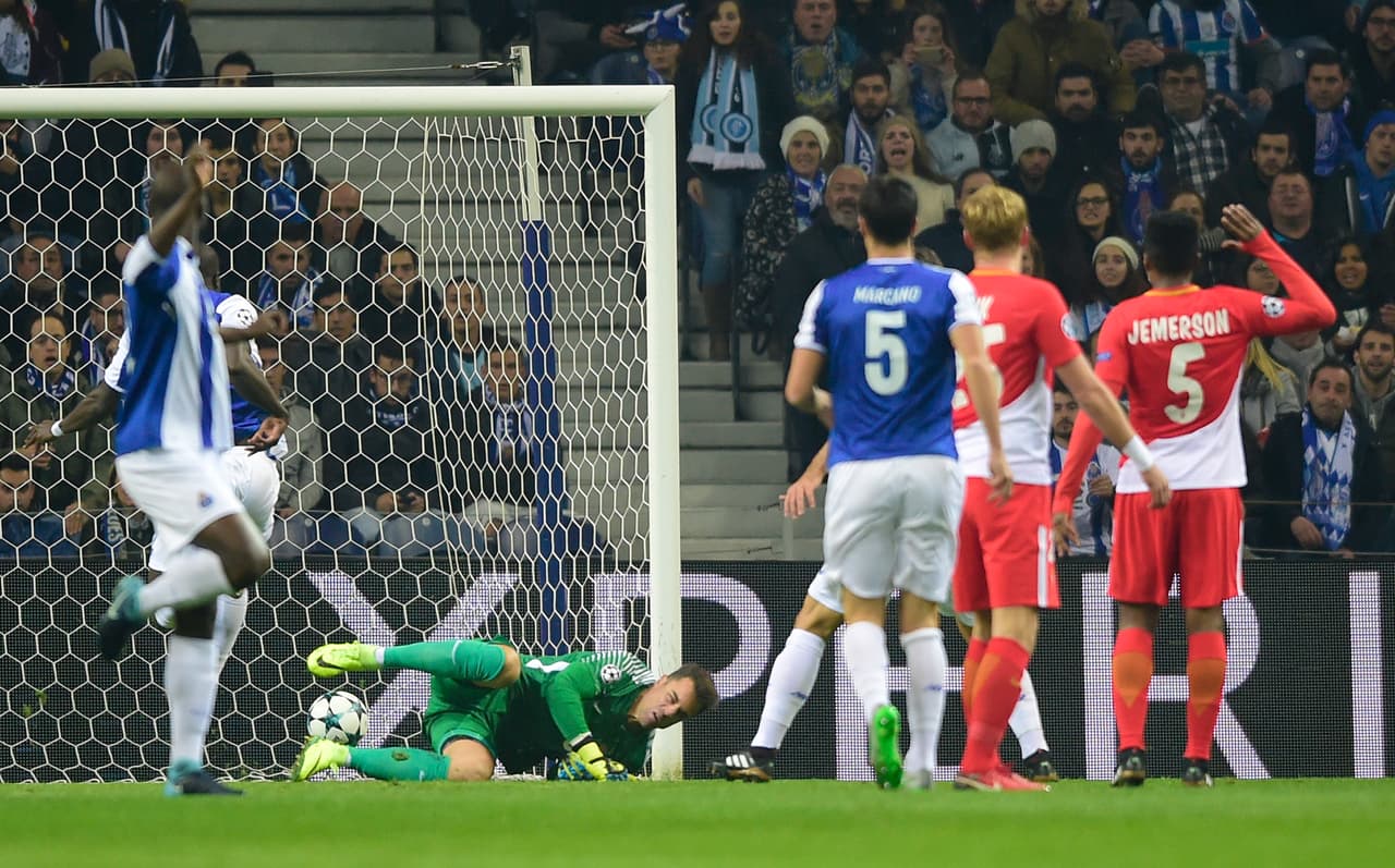 Muy temprano, al minuto 9 del primer tiempo Victor Aboubakar puso el 1-0 a favor de los locales.