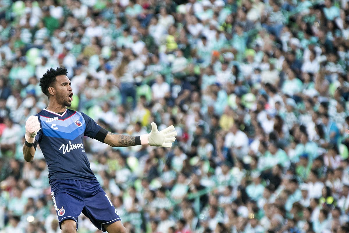 El arquero de Veracruz, el peruano Pedro Gallese, celebra como un triunfo el empate de su equipo.