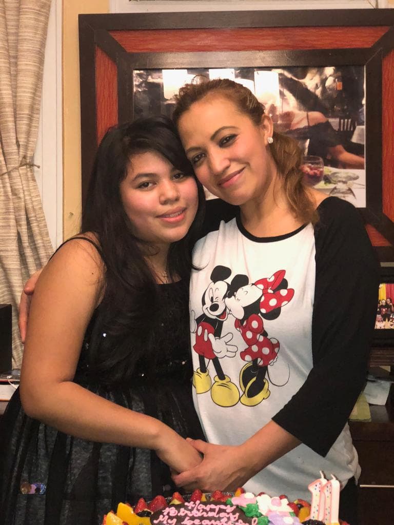 La madre guatemalteca con su hija de 11 años.