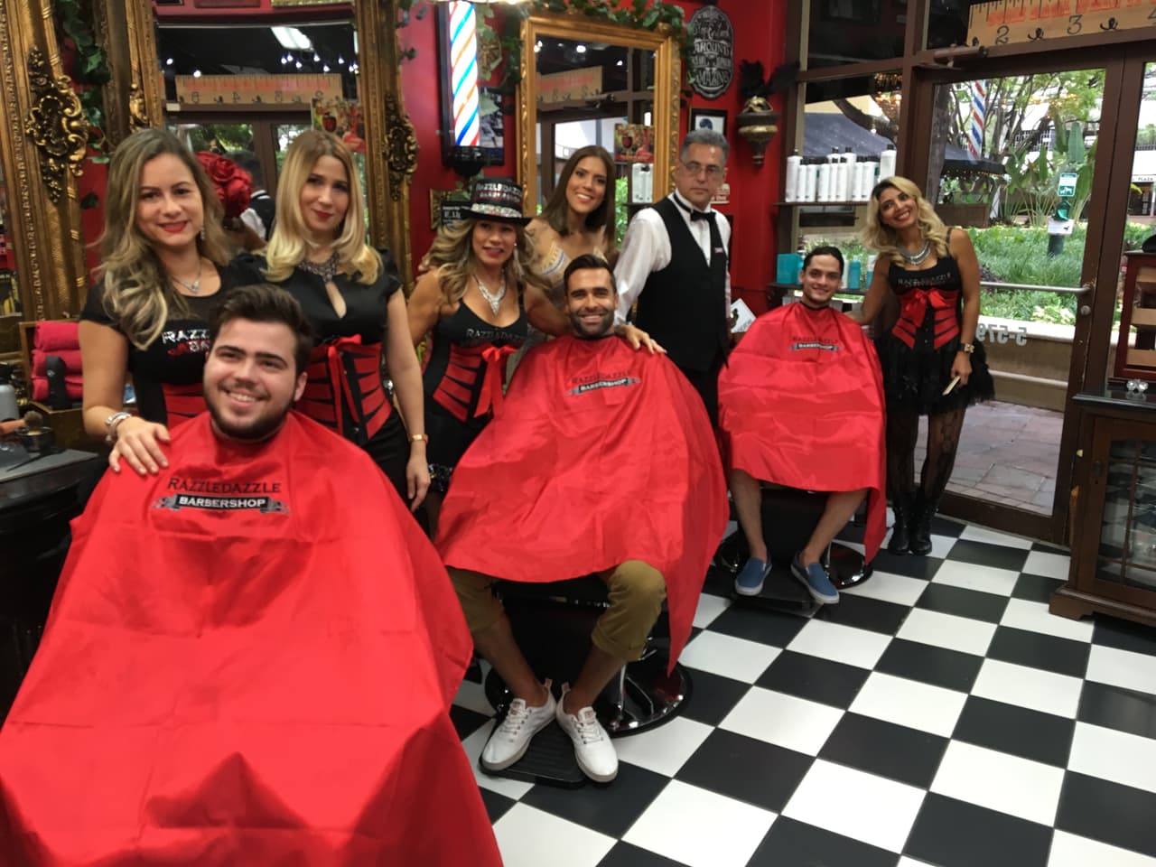 Vestidas al estilo "Moulin Rouge" las estilistas hacen magia con los caballeros.