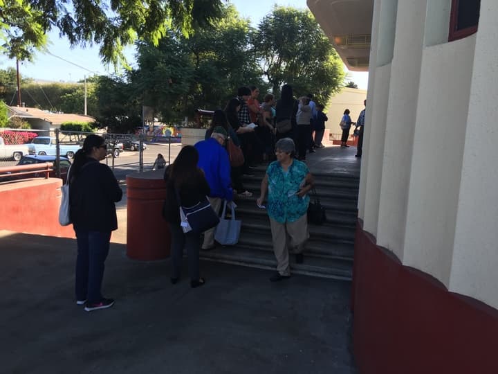 Votantes acuden a los comicios en la secundaria Hollenbeck en Boyle Heighst