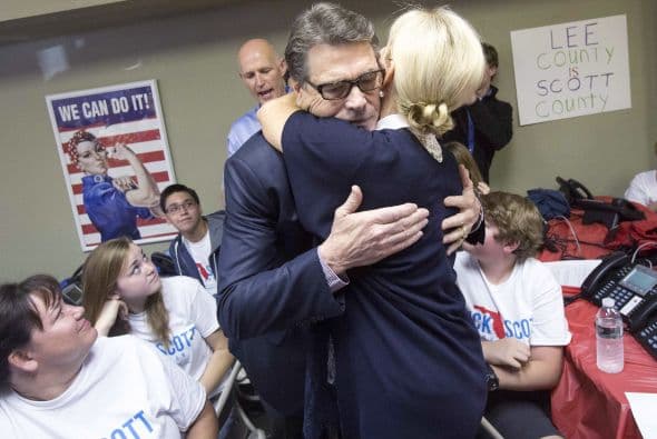 El gobernador de Texas se enterará de quién será su sucesor en suelo floridense pues se encuentra en ese estado apoyando al gobernador republicano Rick Scott, quien busca ser reelegido en una de las contiendas más cerradas del país.