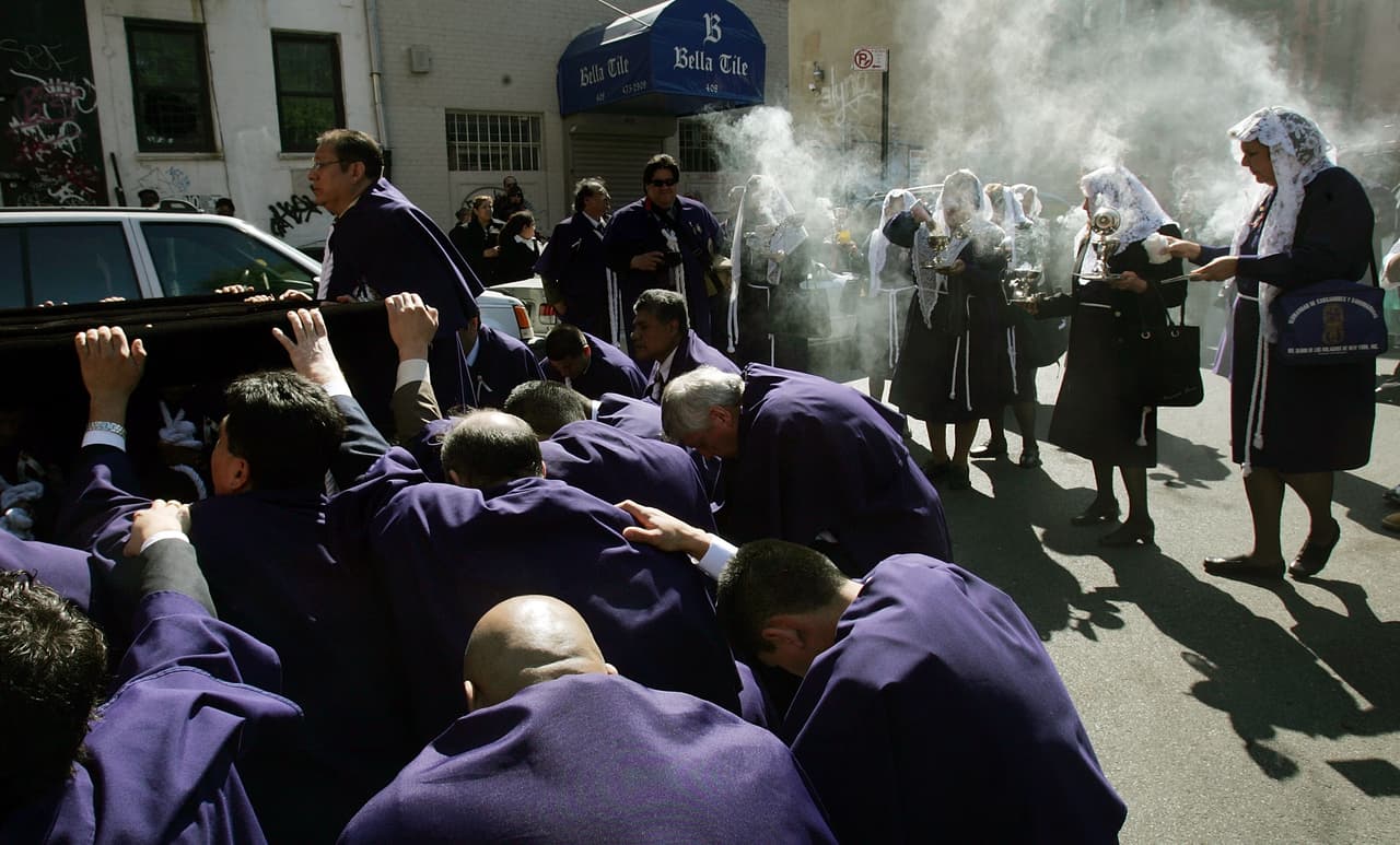 La noche del 3 de noviembre de 1639, en su lecho de muerte, le pidió a los religiosos que lo acompañaban que entonaran el Credo y, mientras lo hacían, falleció. Toda la ciudad quedó conmovida ante la noticia de su fallecimiento y grandes multitudes, tanto de gente pobre como rica, chicos y grandes, lo acompañaron en su sepultura para darle el último adiós.