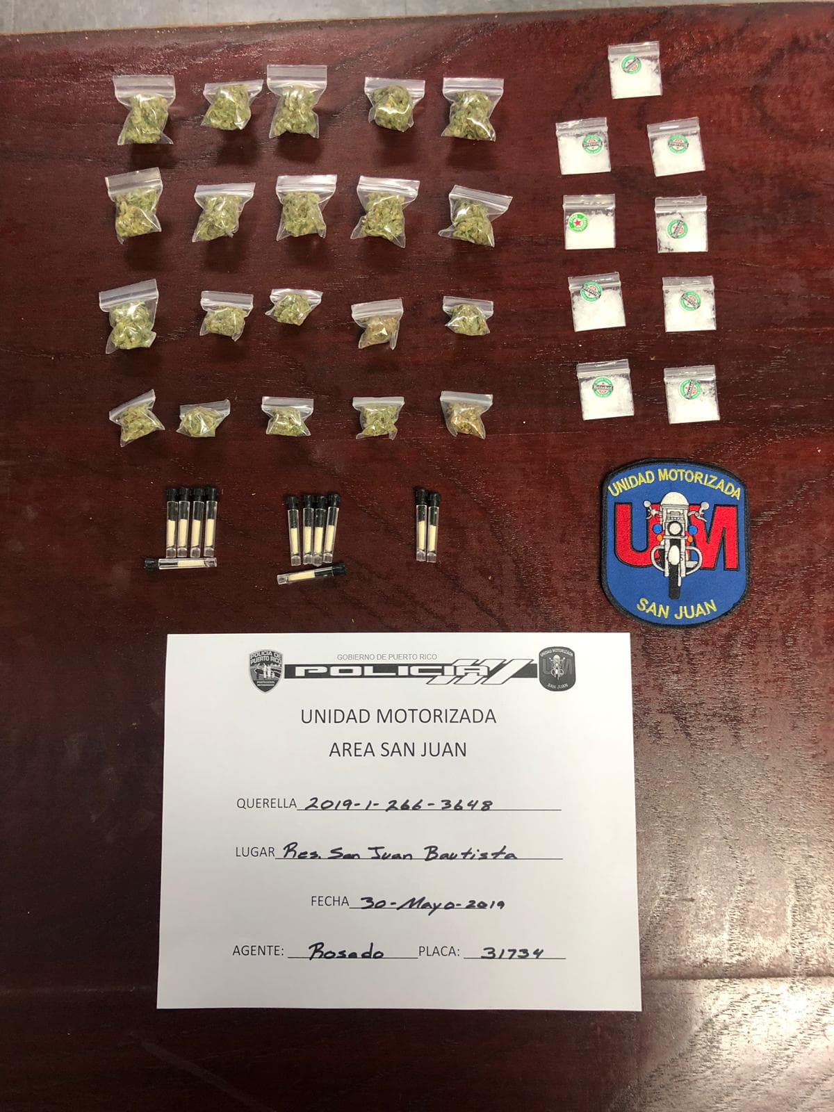 En la calle Nueva intersección con la calle Sánchez se ocuparon 29 bolsas de marihuana, 22 bolsas de cocaína y 16 decks de heroína.