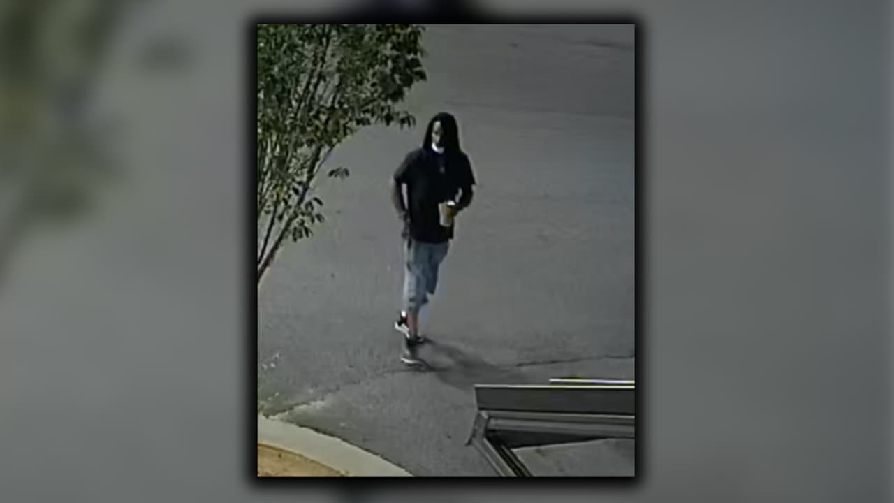 El incidente fue capturado por las cámaras de visitaciones de la gasolinera Exxon en 1350 Boggs Road.