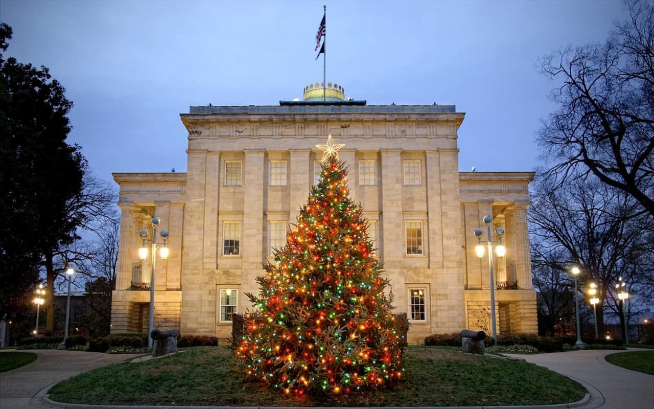 <b><a href="https://www.facebook.com/events/1359540734850048">State Capitol Tree Lighting Ceremony (8 de diciembre)</a></b>. Con luces iluminando los terrenos del Capitolio y grupos corales locales llenando el aire con canciones de temporada, la iluminación del árbol en el edificio del Capitolio del Estado de Carolina del Norte es una señal para muchos de que la temporada navideña ya llegó.