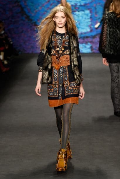 La diseñadora Anna Sui presentó una colección más bohemia con toques étnicos.