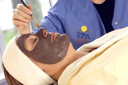 <b>LLEVALA A DISFRUTAR DE UN SPA DE CHOCOLATE</b>. El spa, conocido cariñosamente como 
<b><a href="https://www.chocolatespa.com/" target="_blank">Chocolate Spa</a></b>, es famoso por sus exclusivos tratamientos de chocolate, pero también ofrece tratamientos de spa tradicionales. El spa de estilo europeo seguramente hará que mamá se sienta como de la realeza, según sus promotores.