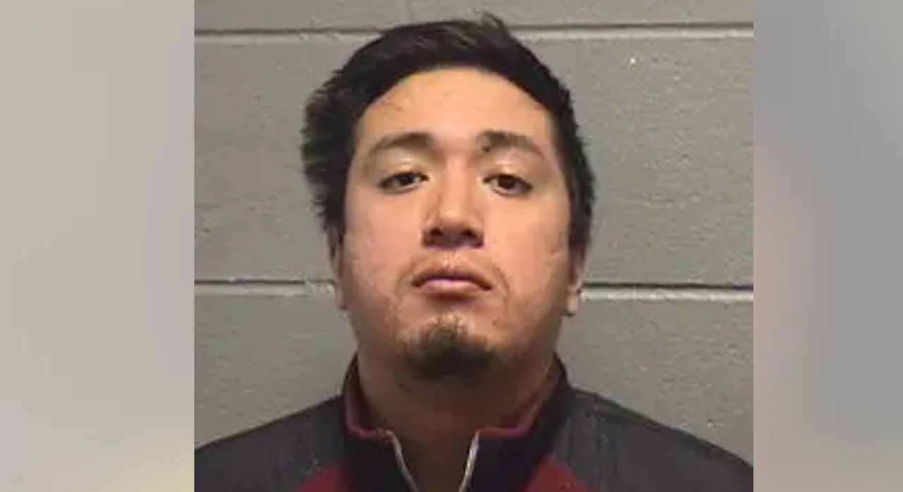 Sujeto intenta robar auto pero no sabía usar palanca de cambios y lo detienen