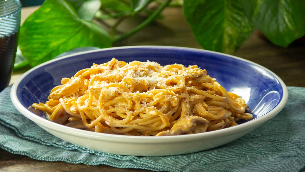 Espaguetis con pollo y crema de chipotle