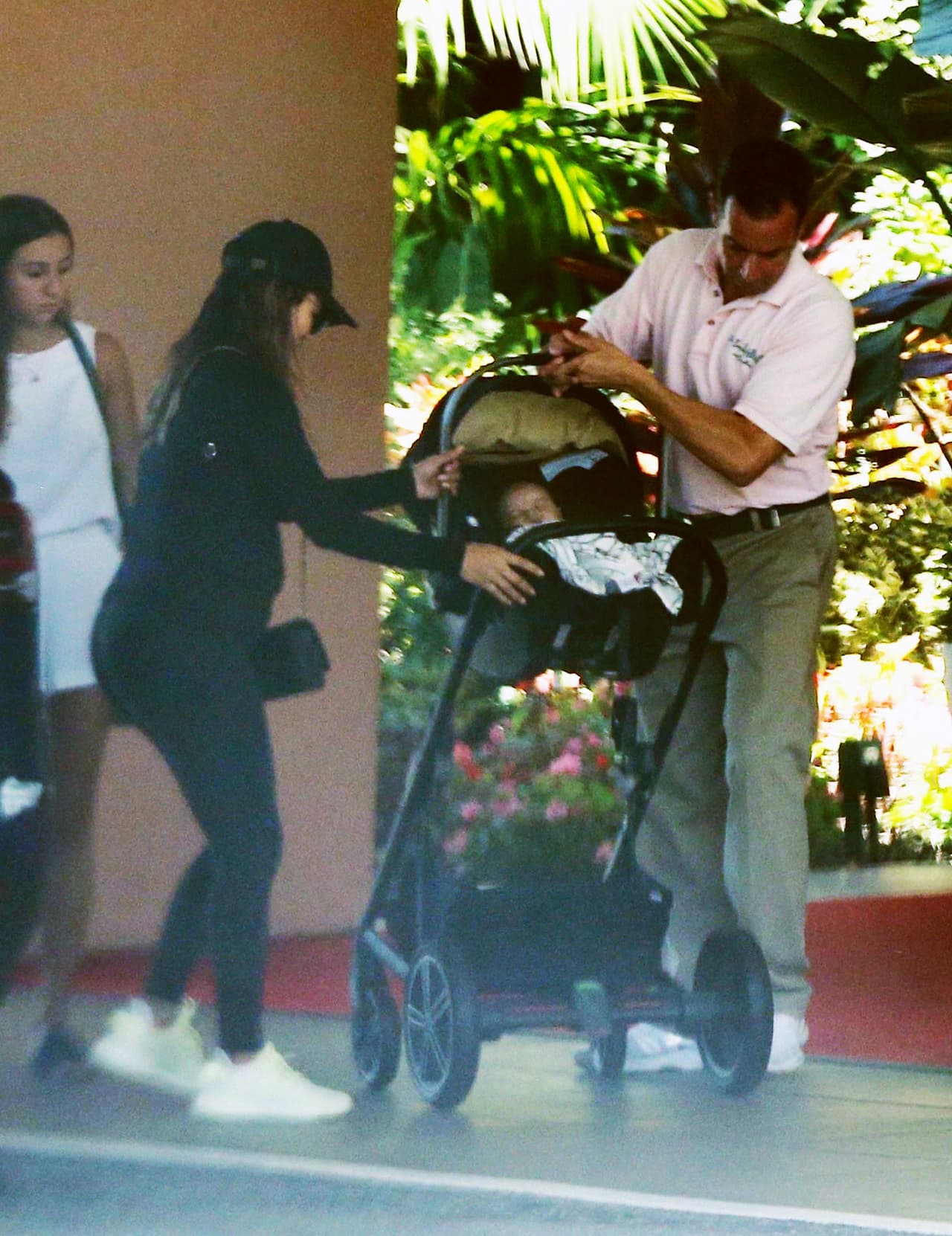 El pequeño 
<b>Santiago Enrique</b> ya salió de paseo con su madre, quien se encargó de mantenerlo muy seguro en su cochecito de bebé.