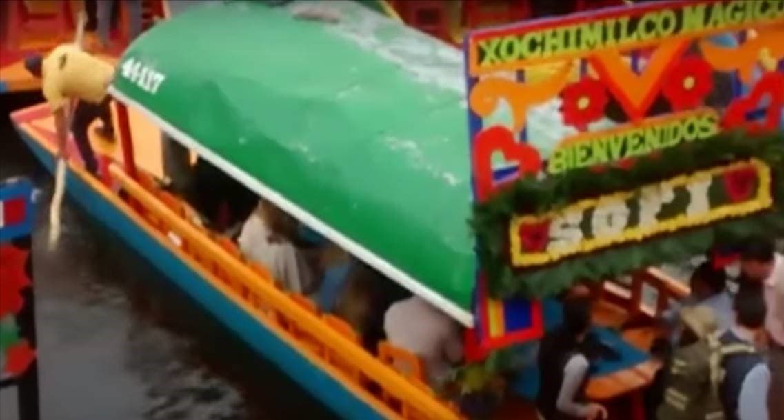 El 9 de abril, la primera dama y su hija, Sofía, visitaron Xochimilco en la Ciudad de México y recorrieron sus canales a bordo de una trajinera.