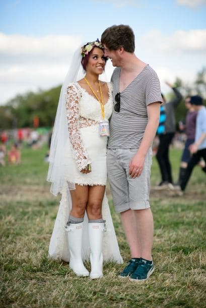 Además usó un vestido de encaje corto con cauda simple.