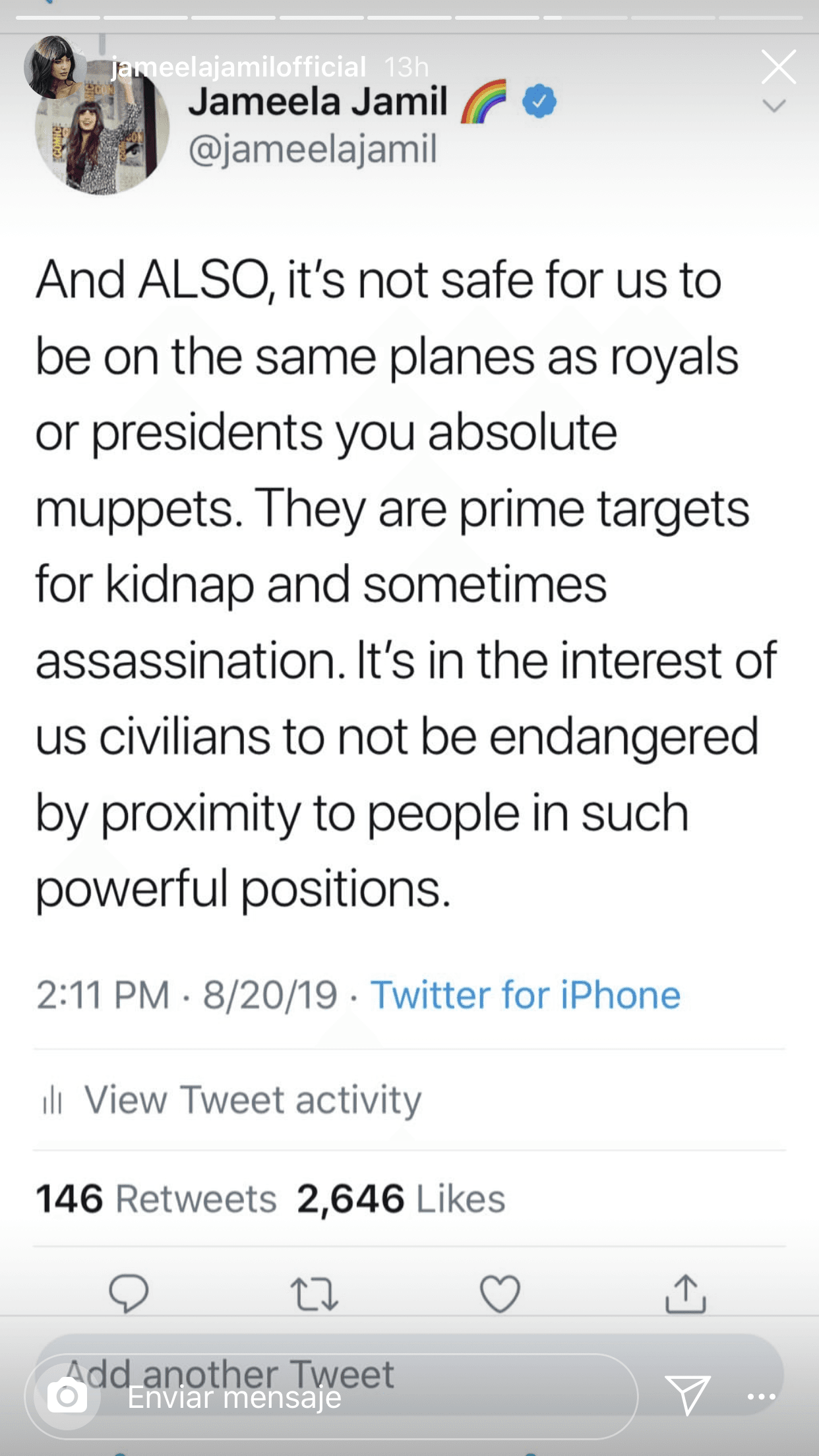 "Y también,
<b> <a href="https://www.univision.com/famosos/meghan-markle-y-el-principe-harry-tienen-un-nuevo-secreto-y-es-de-seguridad-nacional-fotos">no es seguro para nosotros</a> </b>estar en los mismos aviones que miembros de la realeza o presidentes, absolutos tontos. Ellos son objetivos principales para el secuestro y, a veces, el asesinato. Nos interesa a nosotros los civiles no ser puestos en peligro por la proximidad a personas en posiciones tan poderosas", escribió la actriz.