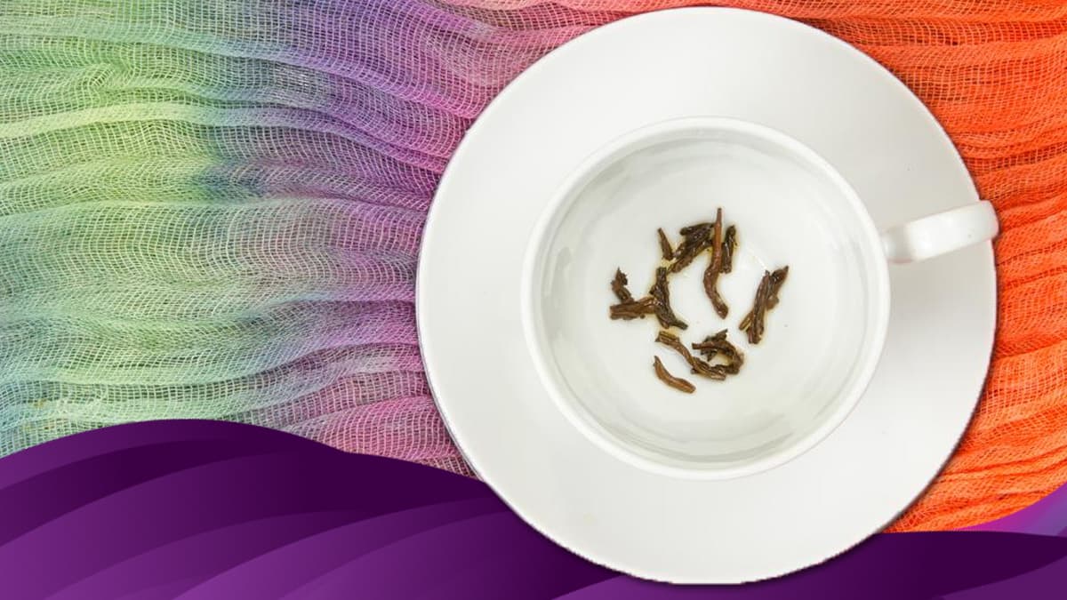 El té es la bebida más popular del mundo, cerca de dos billones de tazas se beben al día. Además de sano es delicioso pero, ¿sabes en qué consiste la práctica de leer sus hojas para predecir el futuro? Aquí te diremos qué se necesita y cómo se realiza.
