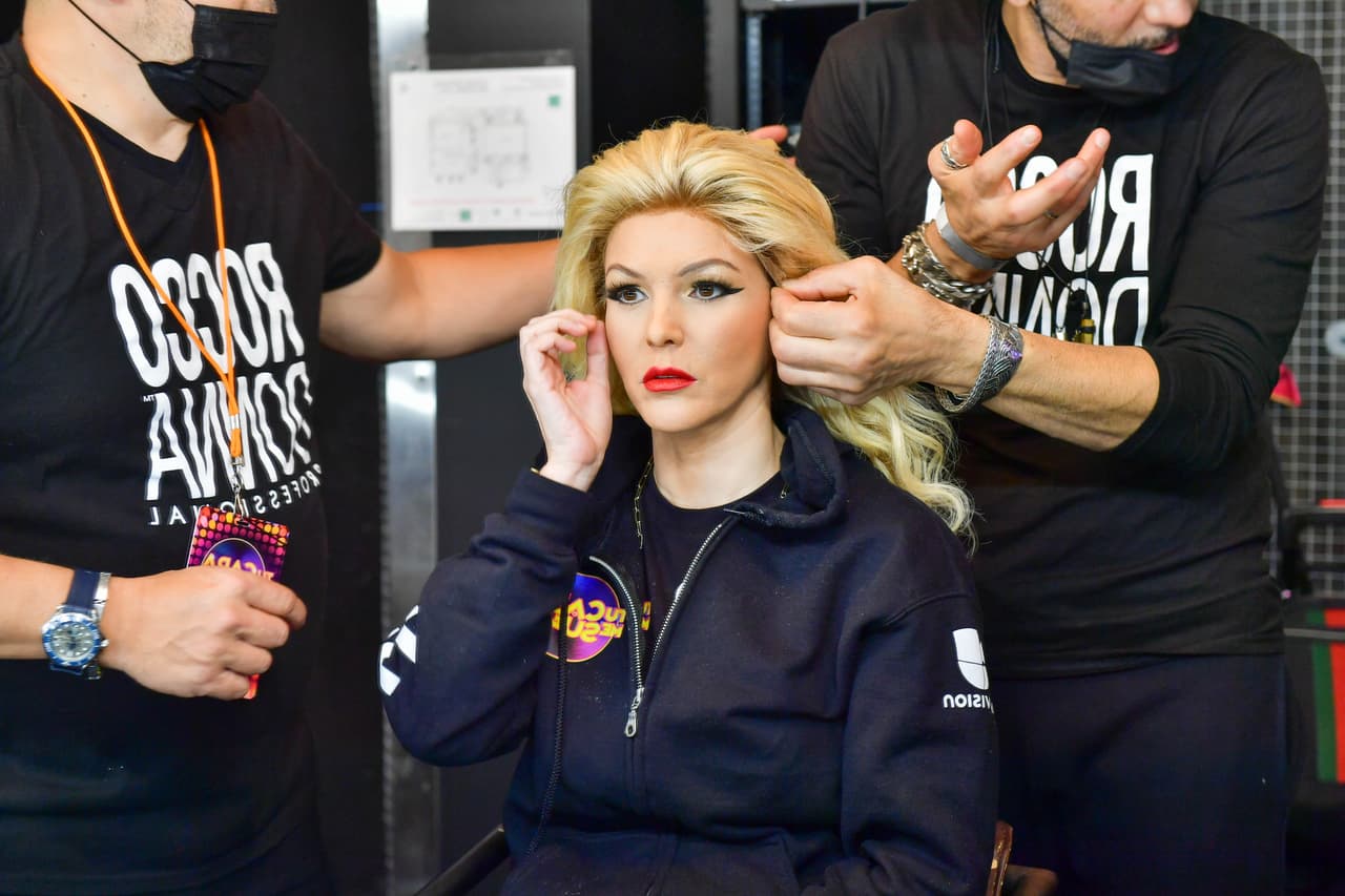 La simpática
<b>Kika Edgar</b> ahora interpretó a Paulina Rubio, por lo cual le realizaron un maquillaje especial y se colocó una peluca rubia.