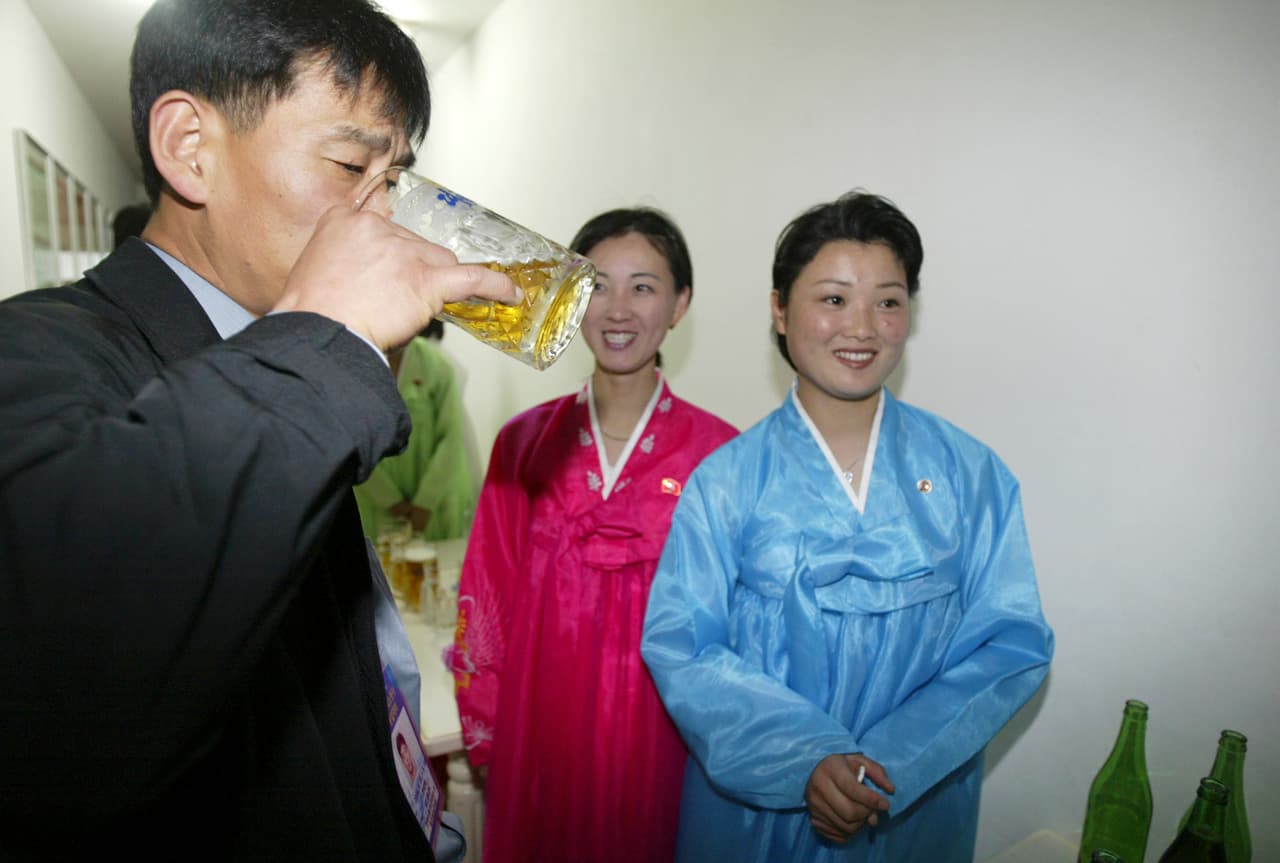 Un visitante de la planta prueba una cerveza Taedonggang en plena producción, en 2008. La industria cervecera norcoreana es uno de los atractivos turísticos del aislado país. El creciente conflicto con Estados Unidos en la era Donald Trump y la muerte del turista estadounidense Otto Warmbier, acusado de destruir propaganda, han influido negativamente en la industria turística estatal, sostenida esencialmente por visitantes chinos.