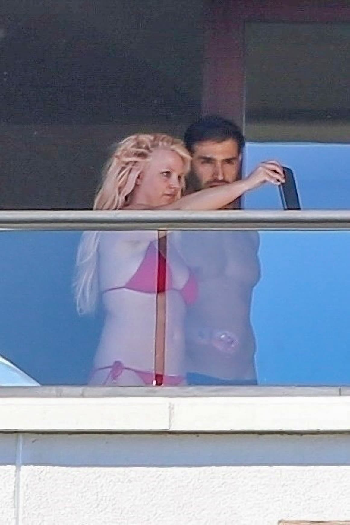 La publicación detalla que
<b><a href="https://www.newyorker.com/news/american-chronicles/britney-spears-conservatorship-nightmare" target="_blank"> la artista llamó al 911</a></b> para reportarse como víctima de abuso de tutela, un día antes del impactante testimonio que dio ante la corte en donde se describió a sí misma como "traumatizada" y "deprimida".
<br>