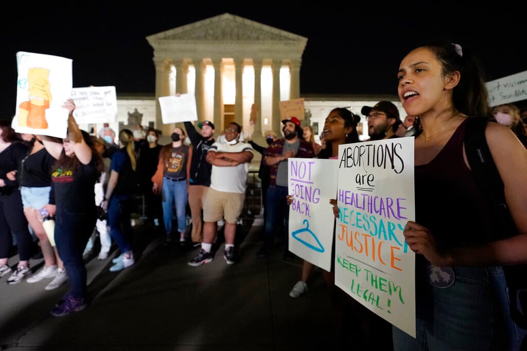 El ambiente fuera de la Corte Suprema tras conocerse el borrador filtrado era una mezcla de ira y luto. Algunos manifestantes permanecieron sentados en silencio frente a una larga fila de velas, mientras que otros gritaban consignas y cánticos. También se presentó un grupo más reducido de personas que apoyan la anulación del histórico fallo Roe vs Wade.