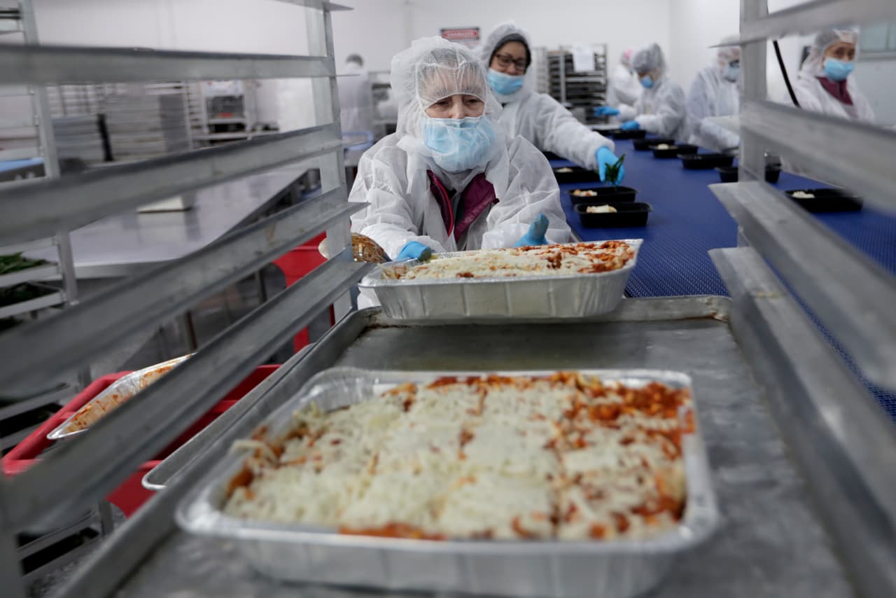 <b>Alimentos para los más vulnerables.</b> Victoria Rua, una empleada de la empresa DeliverLean, prepara comidas que serán distribuidas a las personas de la tercera edad en el condado de Miami-Dade, Florida. 30 de marzo.