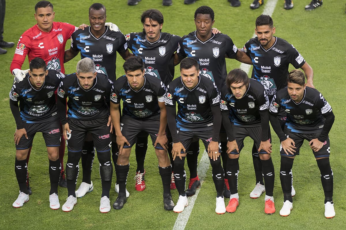 Los jugadores del Pachuca posan antes del inicio del partido.