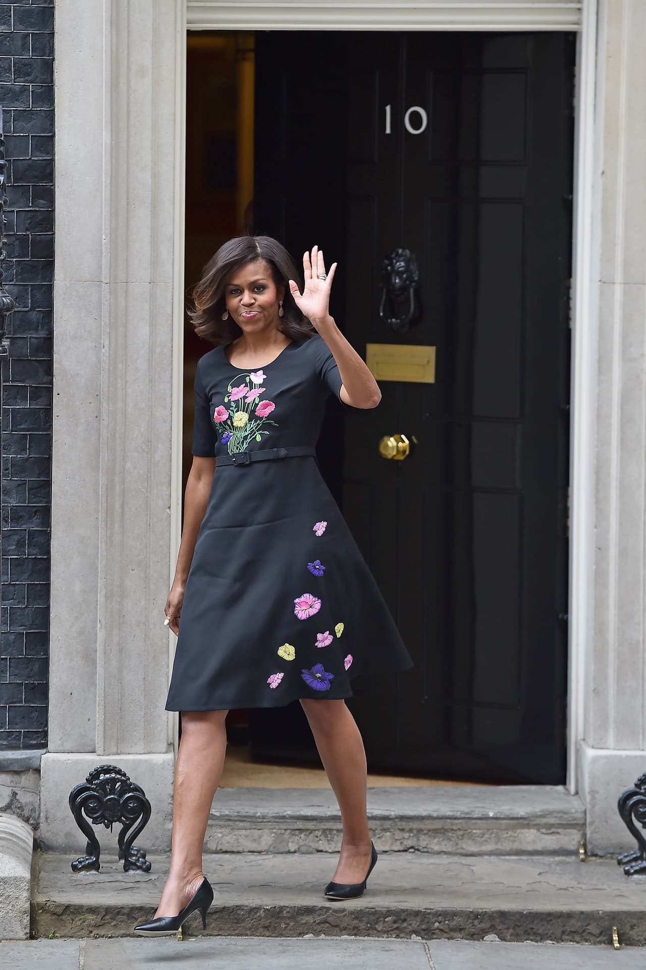 Michelle abandona el número 10 de Downing Street. Para la ocasión la Primera Dama llevó un vestido del diseñador británico Christopher Kane.