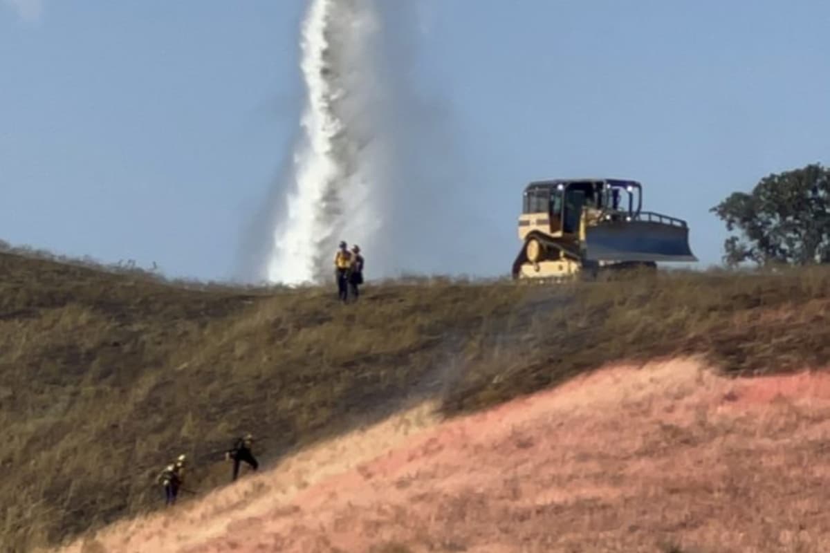El primer equipo de bomberos que llegó al lugar, encontró un incendio forestal de aproximadamente 15 acres que era impulsado por el viento.