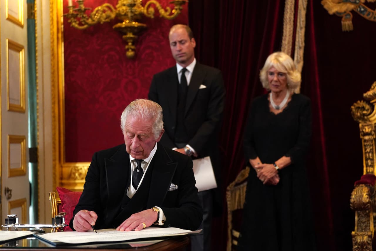 El rey Carlos III firma un juramento tras ser proclamado rey. Esta es la primera vez que una ceremonia en la que se juramenta un nuevo rey es televisada públicamente. Cuando fue el turno de Isabel ii, en 1953, la televisión apenas empezaba.
<br>
<br>