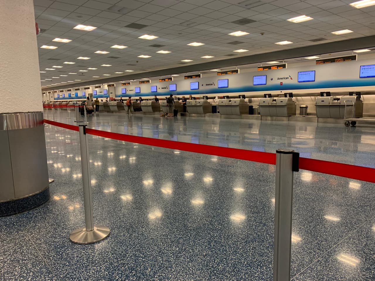 Las medidas deben cumplirlas tanto visitantes como empleados, aunque actualmente no se vean muchos.
<br>