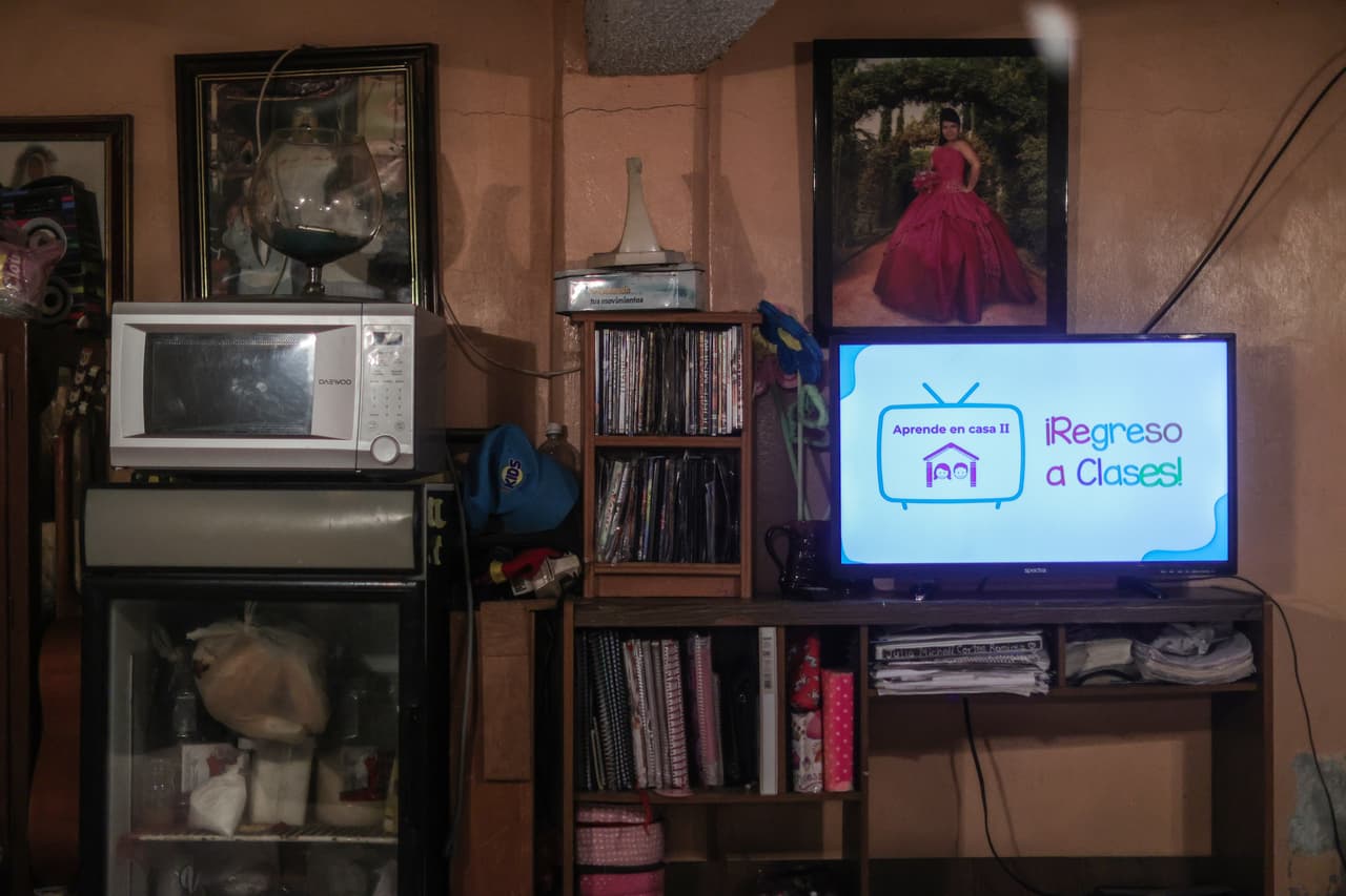 El objetivo de las autoridades es tratar de evitar que esta pandemia signifique el final de la educación formal para muchos alumnos. La crisis no solo se ha visto en el sector público. Una gran cantidad de escuelas privadas
<b> ha tenido que cerrar debido a la <a href="https://www.univision.com/temas/crisis">crisis</a> económica que padecen muchas familias</b>, por lo que el pago de matrículas ha dejado de ser una prioridad.