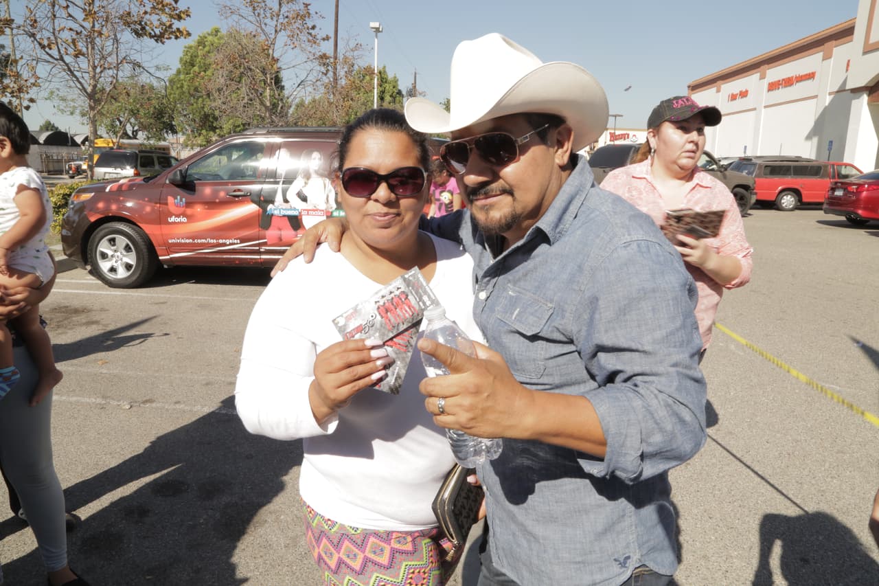 'El Bueno, La Mala y El Feo' entregando boletos en la ciudad de Carson.