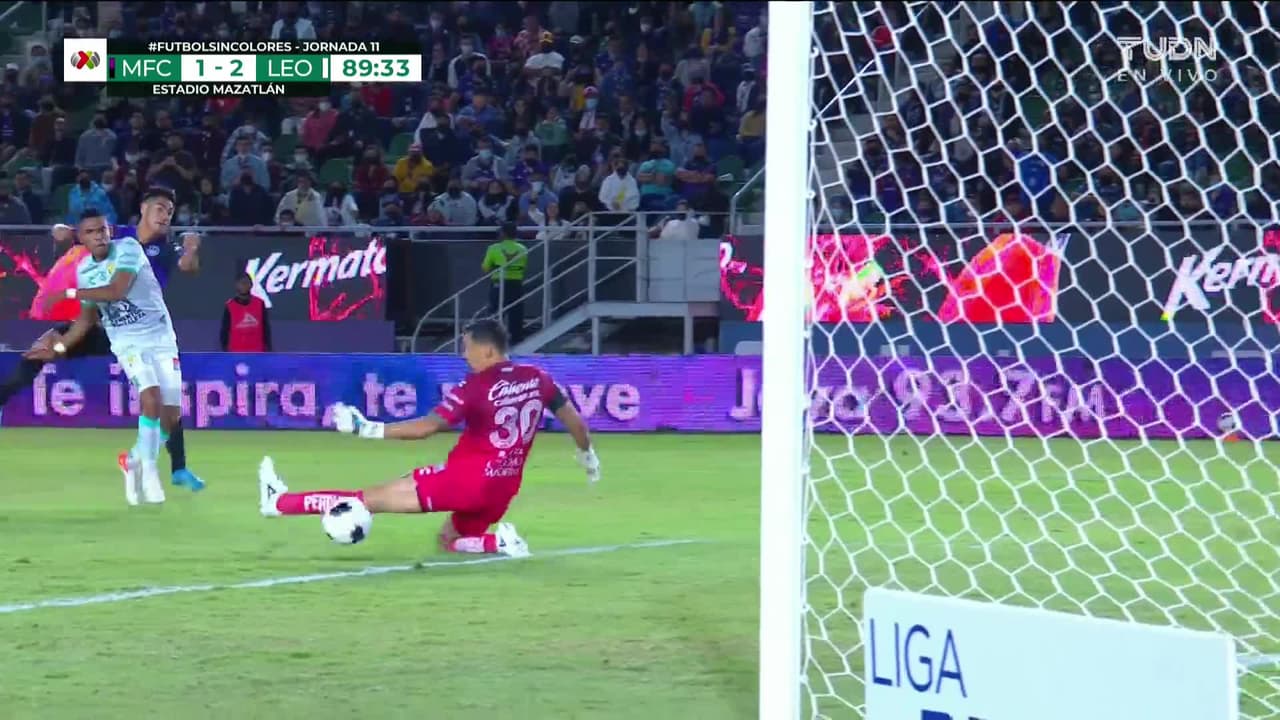 ¡TIRO ATAJADO! disparo por Marco Fabián.