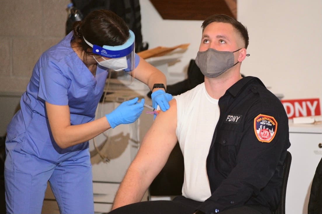 Según el Plan de Vacunación contra el coronairus del estado de Nueva York, los receptores de la vacuna se priorizan en fases. La fase 1 incluye a los trabajadores de la salud esenciales, mientras que la fase 2 está dedicada a otros trabajadores esenciales de primera línea, como los bomberos certificados de primeros auxilios.