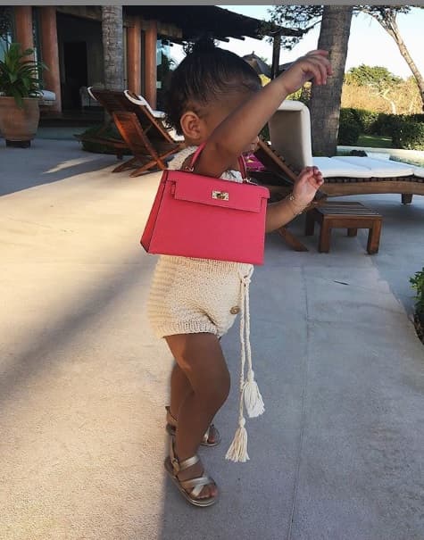 "Cada vez que tengo puesto 'lipstick' se da cuenta. Ella me mira y dice 'labio, labio, labio'", contó Jenner en su tutorial.