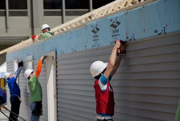 Un grupo de voluntarios se dieron a la tarea de construir 13 modelos de viviendas familiares en plena Plaza Federal, como parte de la iniciativa ‘Habitat For Humanity’, la cual busca mejorar la calidad de vida de familias en Illinois a través de la construcción de casas terreras a precios asequibles. Luego del evento estos modelos serán transportados a diferentes barrios de Chicago. Para más información o si desea participar puede visitar www.chicagolandhabitat.org