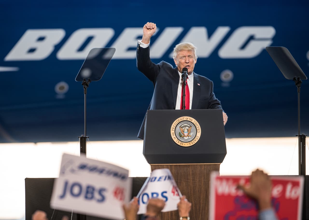 <b>Dia 29/Febrero 17: </b>Un día después de su primera rueda de prensa, el presidente Donald Trump se dirige a una multitud en las instalaciones del fabricante de aviones Boeing, en North Charleston, Carolina del Sur. Horas más tarde a través de su cuenta de Twitter, 
<b><a href="https://www.univision.com/noticias/politica/trump-en-una-autodeclarada-guerra-contra-los-medios-enemigos-del-pueblo">Donald Trump le declara la guerra a los medios y los llama "enemigos del pueblo".</a></b>