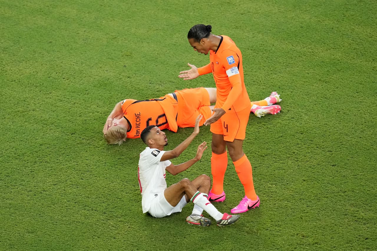 El marroquí Azzedine Ounahi (8) y el neerlandés Virgil van Dijk (4) reaccionan durante el partido de dieciseisavos de final de la Copa del Mundo entre los Países Bajos y Marruecos en Guadalupe, cerca de Monterrey, México, el lunes 29 de junio de 2026.