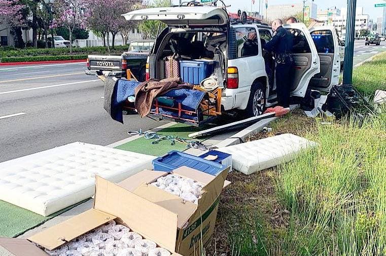 Encuentran cientos de rollos de papel higiénico en un carro robado en Beverly Hills