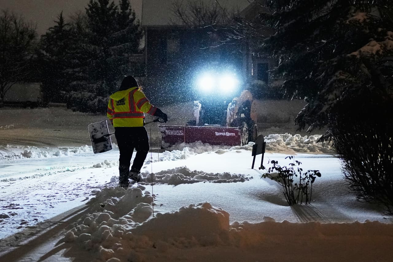 La policía exhortó a los conductores a reducir la velocidad, mantener mayor distancia entre vehículos y evitar desplazamientos innecesarios mientras la tormenta seguía activa, debido al pavimento resbaladizo y la visibilidad reducida.
<br>