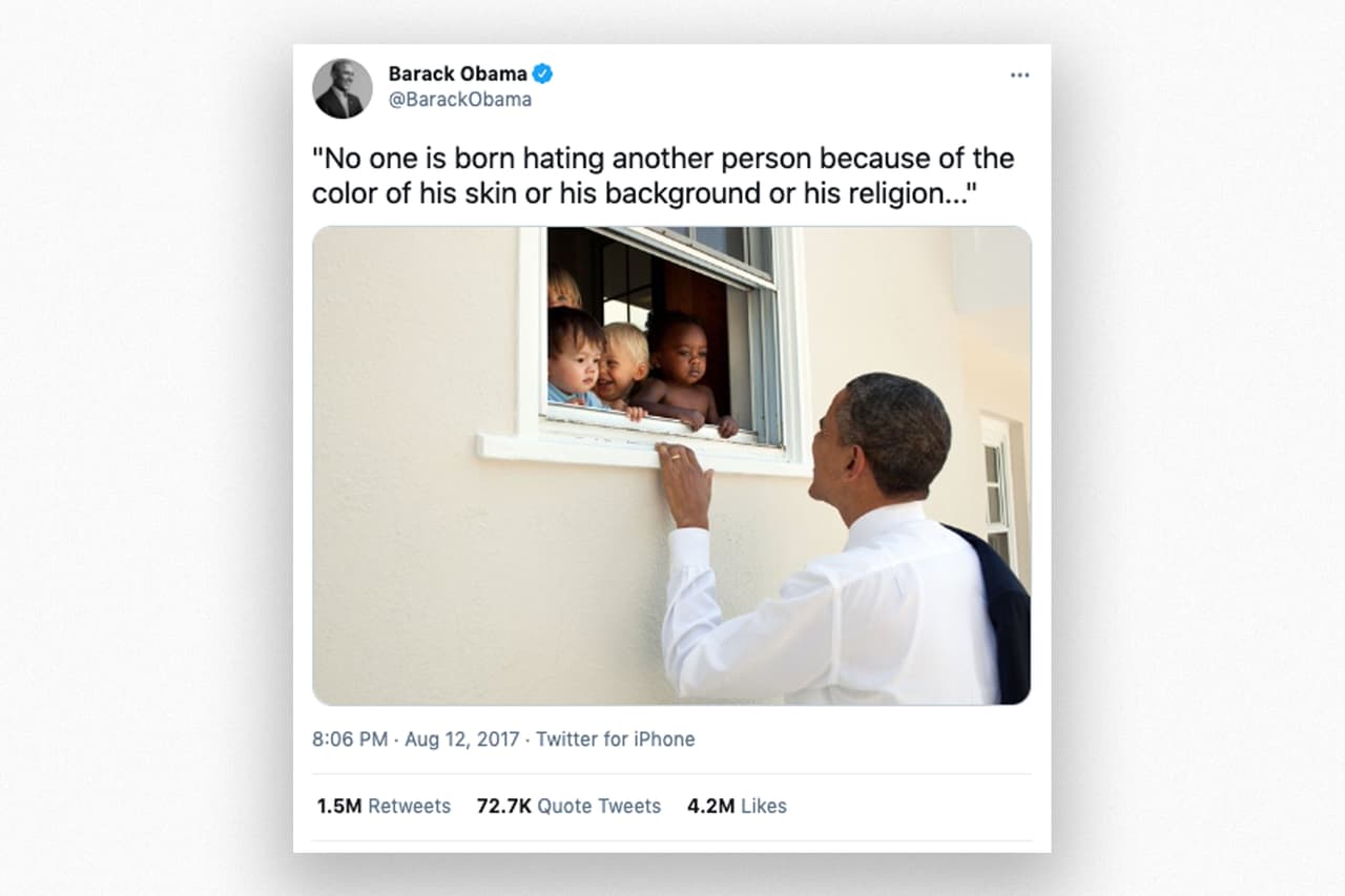 Otro de esos momentos fue este tuit del expresidente 
<a href="https://www.univision.com/temas/barack-obama">Barack Obama</a>, cuando compartió una foto con niños con distinto color de piel y la cita de Nelson Mandela: "Nadie nace odiando a otra persona por el color de su piel o su procedencia o su religión… Porque el amor llega más naturalmente al corazón humano que su opuesto… Para odiar, la gente debe aprender, y si pueden aprender a odiar, también se les puede enseñar a amar...". 
<br>
<br>Este tuit de 2017 también se convirtió entonces en el más compartido de la historia hasta entonces.
<br>