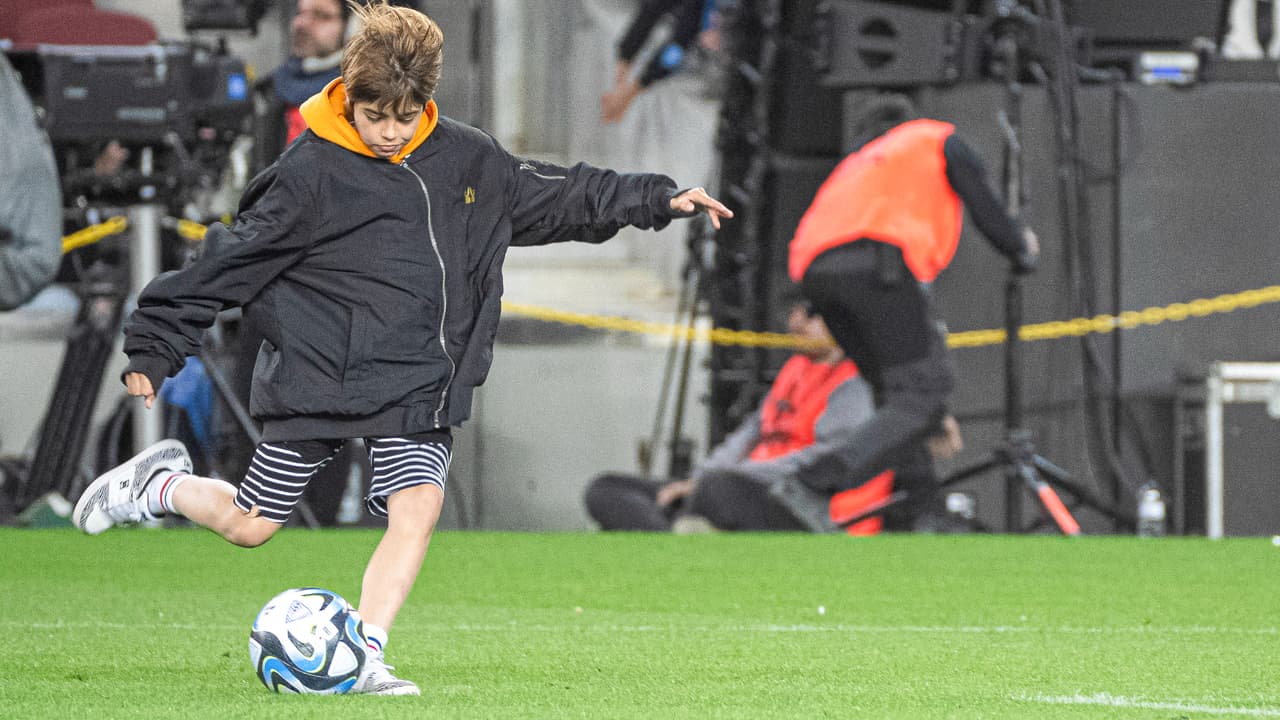 Milan mostró las habilidades futboleras que heredó de su padre.