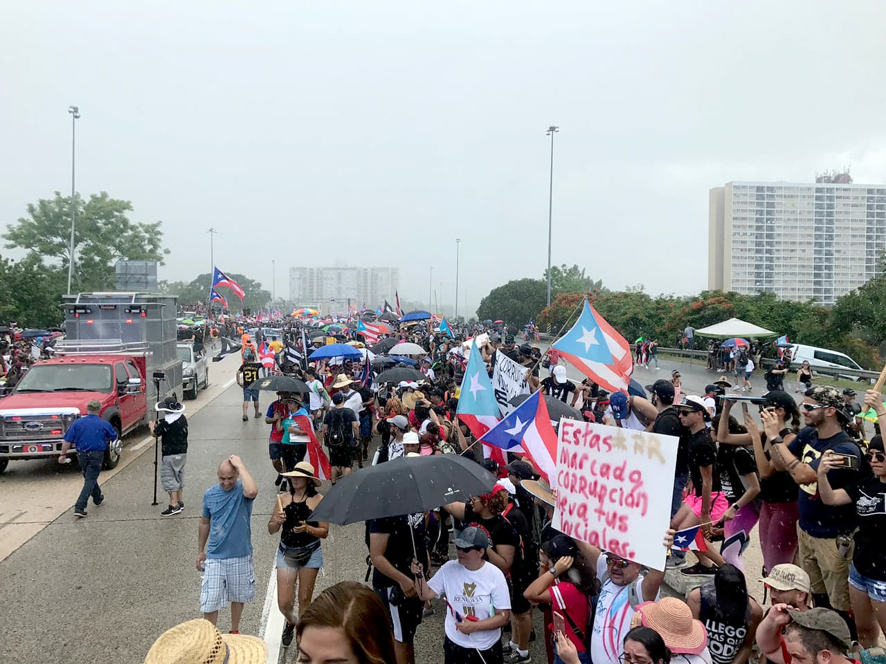 “Estás marcado, corrupción lleva tus iniciales”, otro de los mensajes. Las manifestaciones en contra de Rosselló provocaron que al menos cuatro cruceros cancelaran sus visitas a Puerto Rico.
