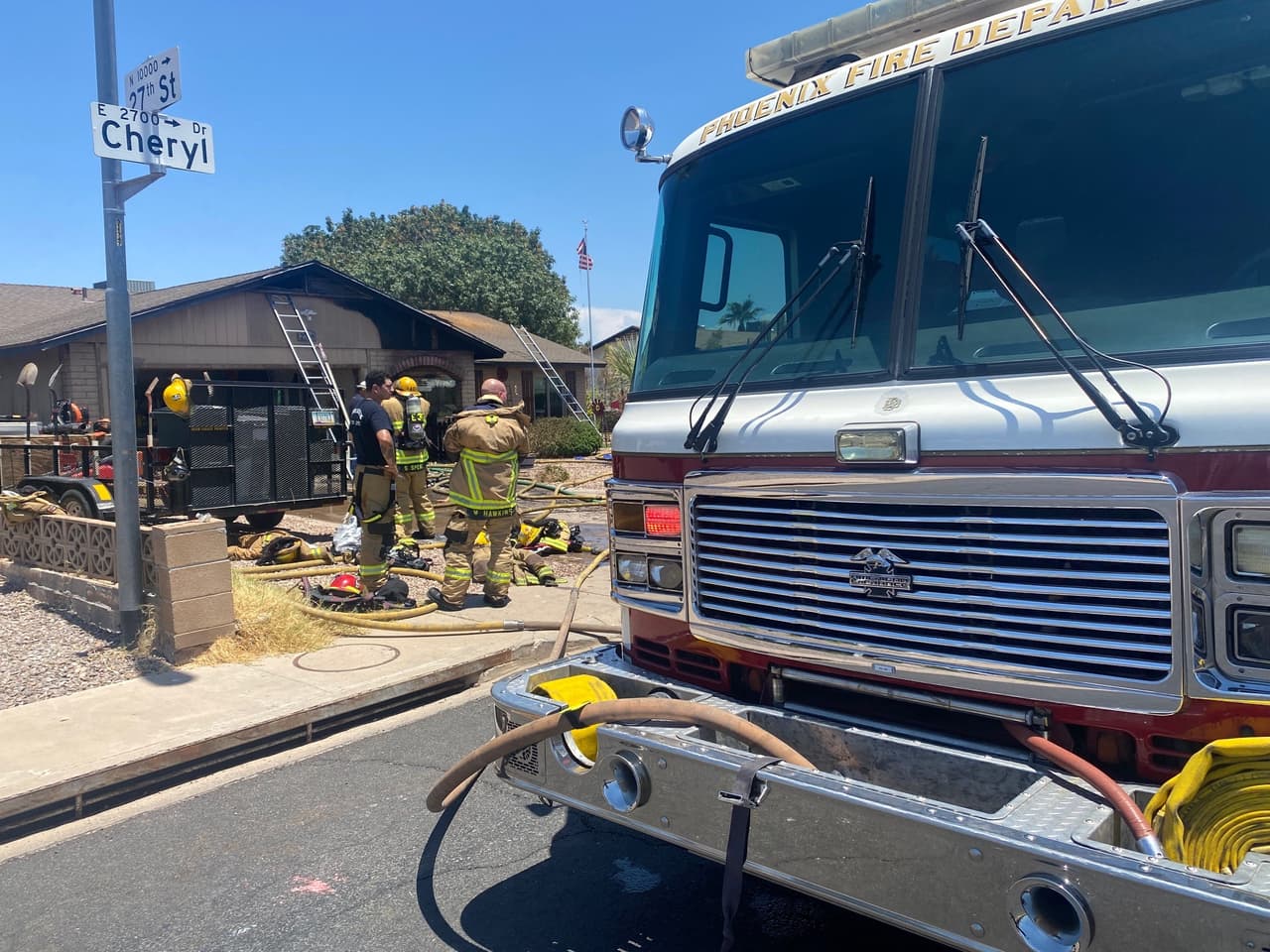 Ninguno de los ocupantes de la vivienda ni sus mascotas –nueve perros y tres gatos—resultaron heridos.