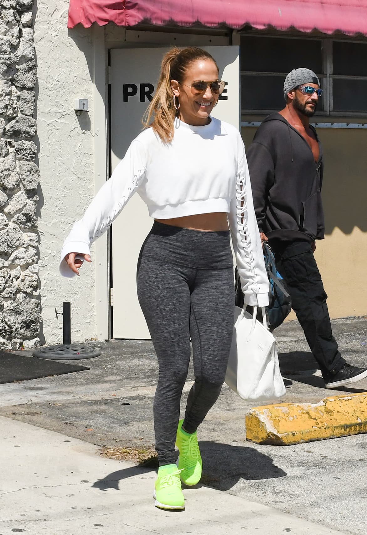 Sin romper el silencio para aclarar el índole de su relación, la pareja fue vista en público en varias ocasiones, haciendo crecer los rumores.