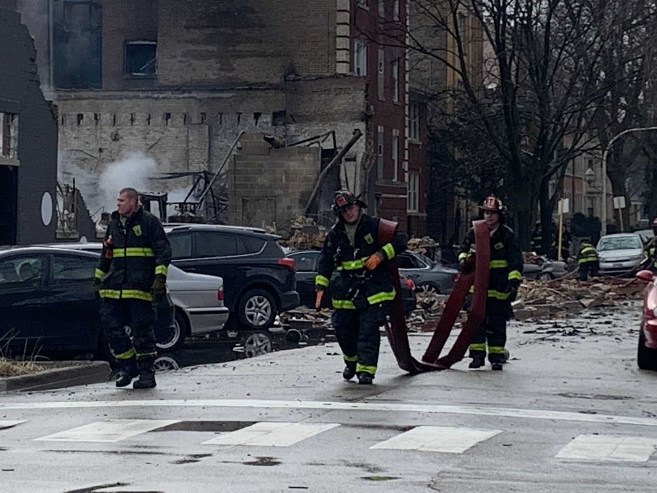 Incendio Albany Park. Unos 150 bomberos participaron en las labores de sofocación del fuego.