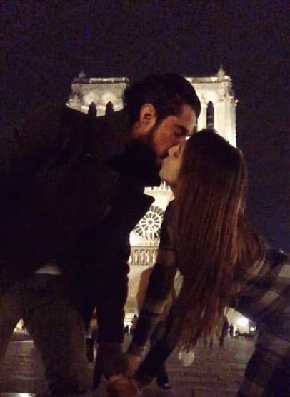 Se besaron a las afueras de Notre Dame, ¡qué románticos!