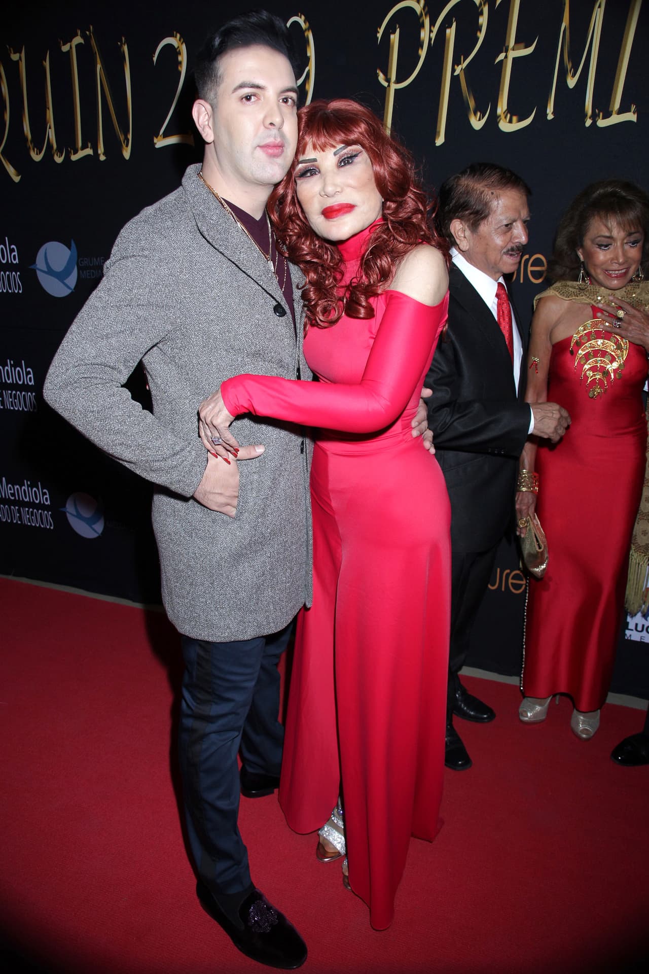 La vedette se encuentra comprometida con un empresario conocido como Markos D1 (en la foto con ella), quien es 30 años menor que ella.
<br>